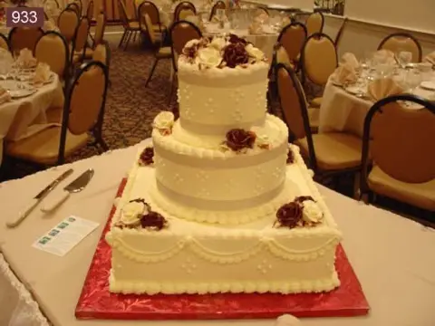 Elegant tiered wedding cake