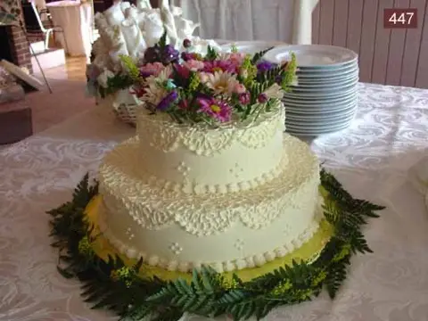 Wedding cake with piped borders
