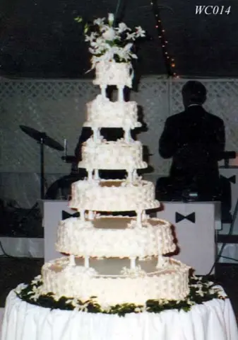 Wedding cake with pillars